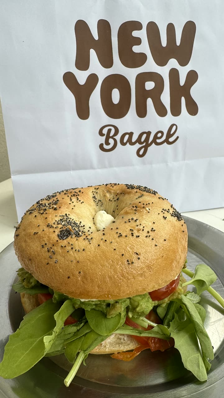 Bagel relleno junto a bolsa New York Bagel
