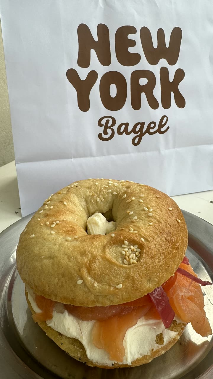Bagel relleno junto a bolsa New York Bagel