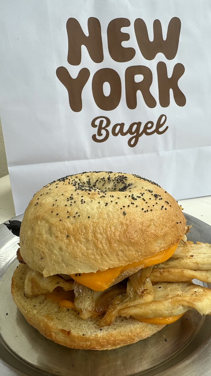 Bagel relleno junto a bolsa New York Bagel